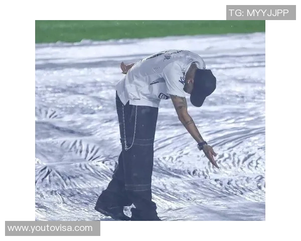 足球明星华丽登场引发全场狂欢激情四溢瞬间点燃球迷热情